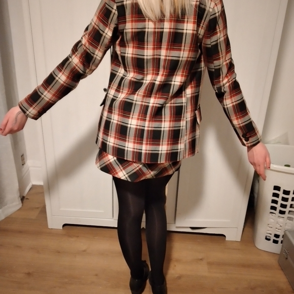 Suit and skirt set - Picture 3 of 6